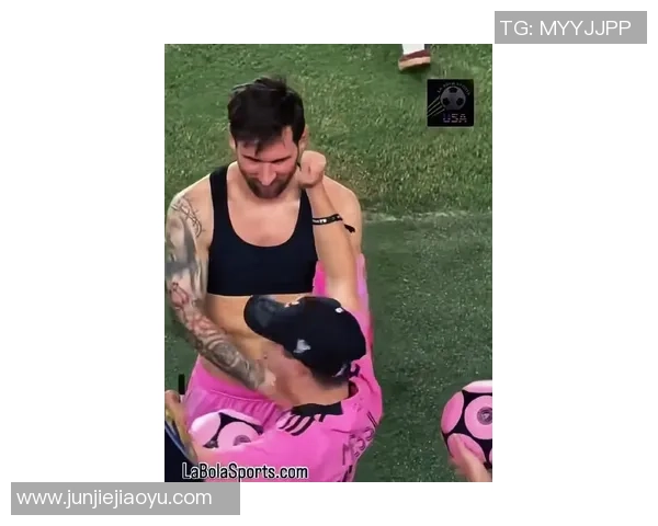 假装梅西踢球的搞笑日常让人捧腹大笑的足球明星模仿秀