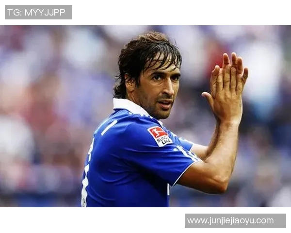 高清足球明星半身图片展示球场上的风采与魅力尽显 高清足球明星半身图片展示球场上的风采与魅力尽显